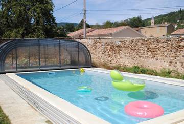Cottage pour 15 personnes, avec jardin et piscine, animaux acceptés à Émeringes
