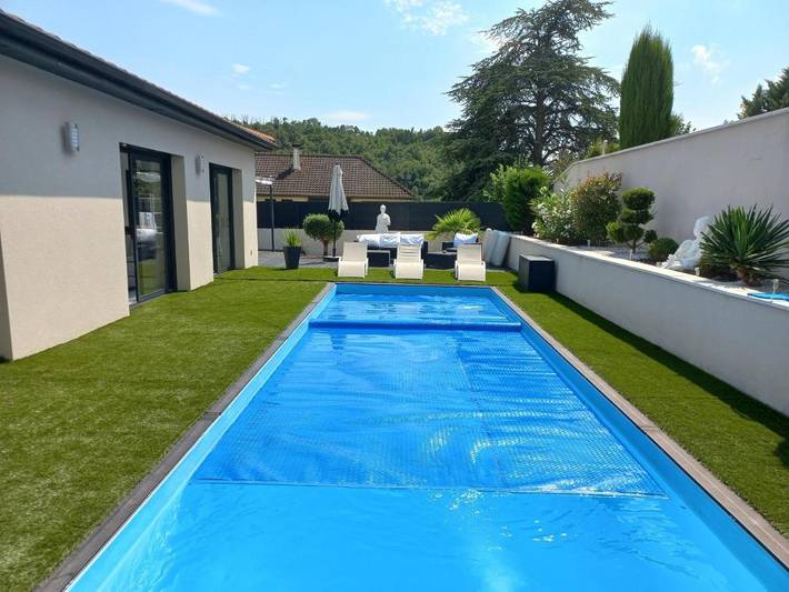 Villa pour 5 personnes, avec terrasse ainsi que jacuzzi et piscine