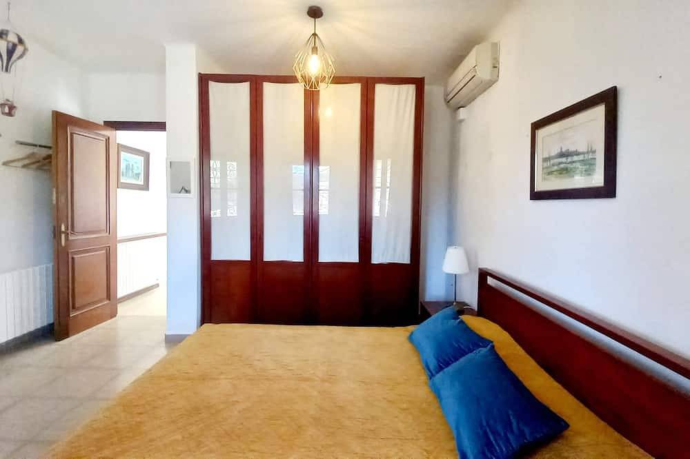 Entire apartment, Apartment for 4 in villa, satellite Tv, garden, pool, 10 min. walk to the beach in Altafulla, Costa Dorada