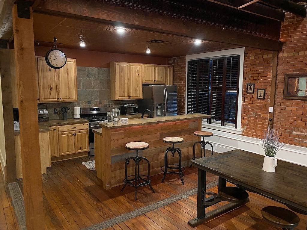 Ganze Wohnung, Old Town Loft w Hanging Master Bed in Wichita, Kansas