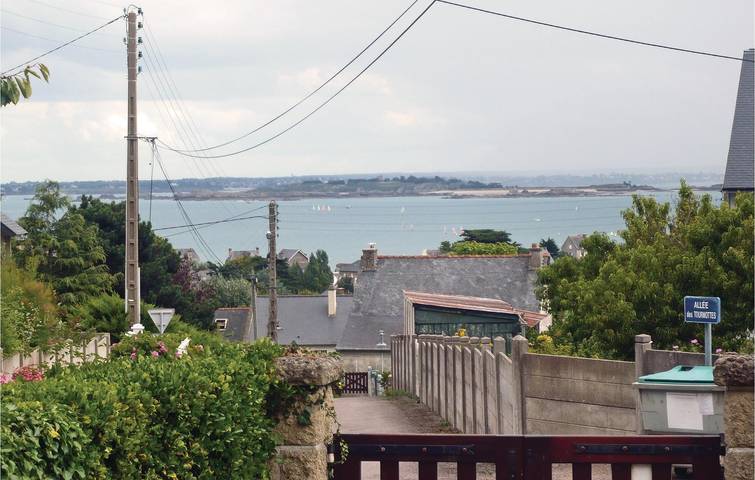 Apt clôturé près de la plage et du café, table de cuisson et TV in Saint-Cast-le-Guildo, Région de Dinan
