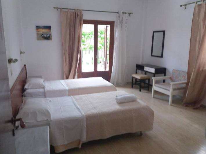 Location de vacances pour 6 personnes, avec vue et jardin dans Acharavi - 2