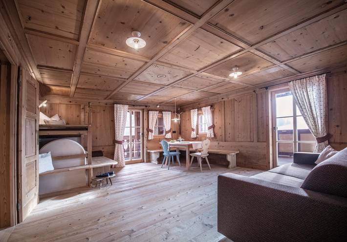 Ganze Wohnung, Ferienwohnung 'Ciasa Somuer - Stöa' mit Bergblick, privater Terrasse und WLAN in Pieve di Marebbe, Enneberg