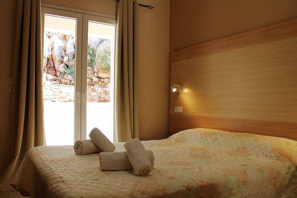 Close to the beach, spacious two-bedroom apartment with breakfast in Kassiopi, Corfu