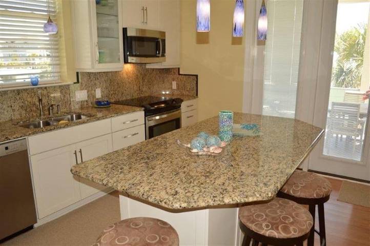 Vacation rental for 16 people, with yard and hot tub in Emerald Coast