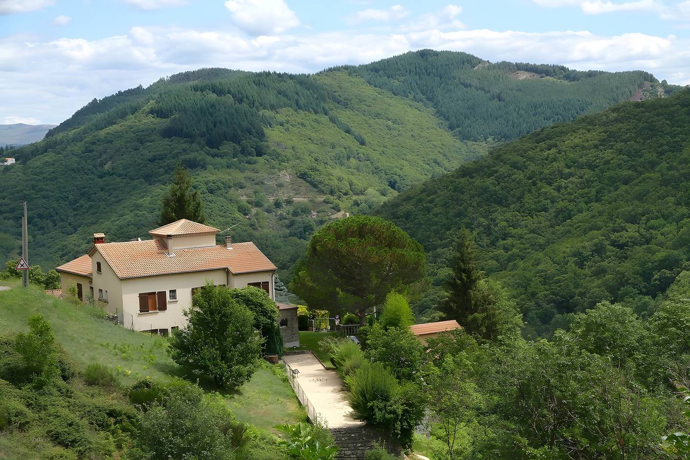 Hel leilighet, Apartment 'Chataigniers' with Mountain View, Private Pool and Wi-Fi in Juvinas, Parc naturel régional des Monts d'Ardèche