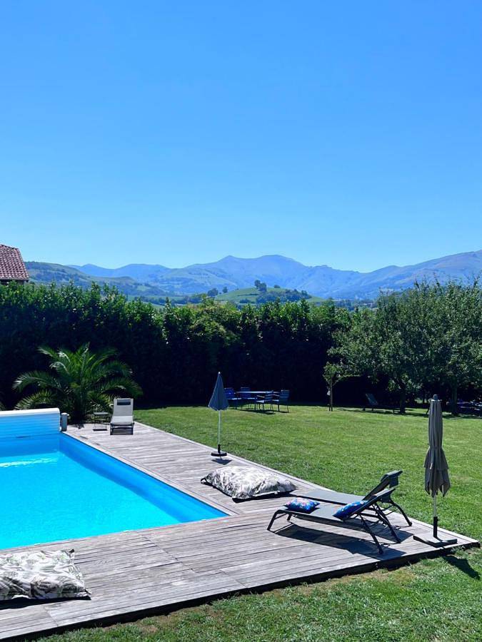 Gîte pour 4 personnes, avec terrasse ainsi que piscine et vue à Saint-Michel (Pyrénées-Atlantiques)