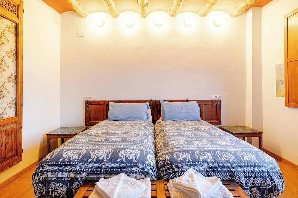 Casa Marco Costean, Double room with private bathroom and one other double room in Hoz y Costean, Huesca Province