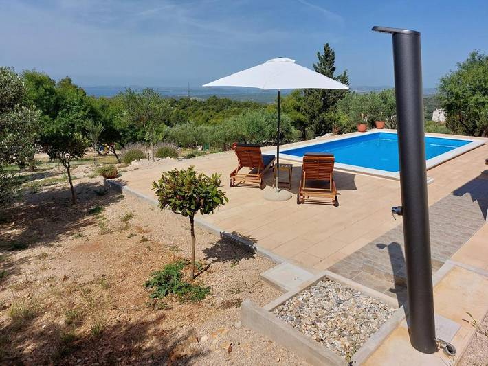 Villa pour 4 personnes, avec piscine ainsi que jardin et vue à Šibenik