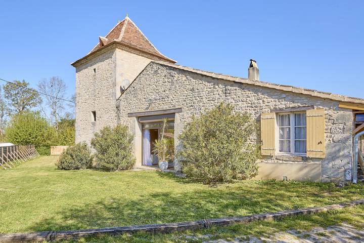 Maison de vacances pour 7 personnes, avec jacuzzi et terrasse ainsi que piscine et jardin, animaux acceptés