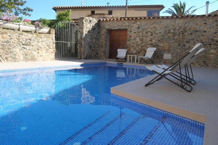 Casa rural para 3 personas, con Terraza además de Jardín y Piscina en Garriguella