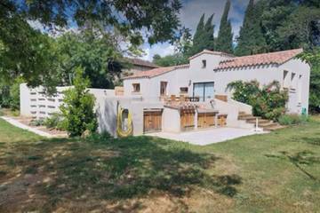 Gîte pour 4 personnes, avec jardin à Azille