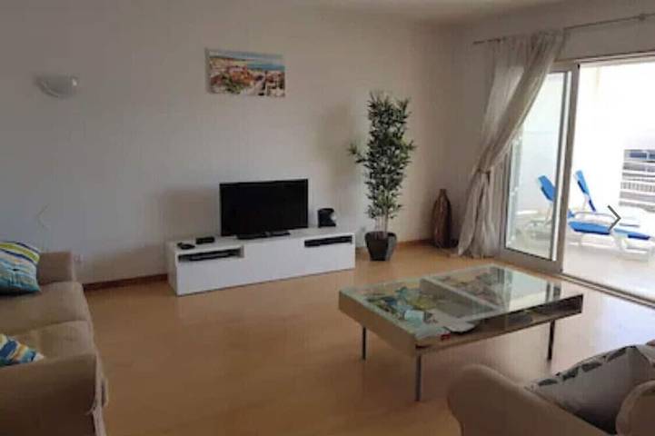 Apartamento inteiro, Spacious Marina Apartment lovely balcony view, near to pool, WiFi & Uk Tv in São Sebastião, São Gonçalo de Lagos