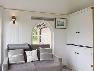 Log Cabin for 2 People in Fittleworth, South East England, Photo 2