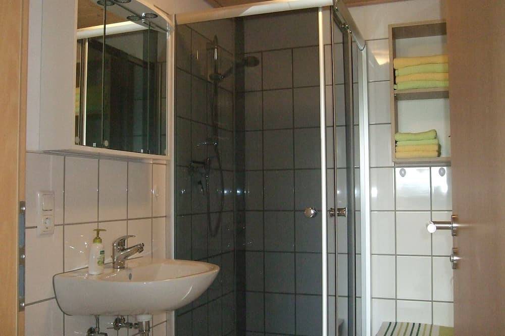 Ganze Wohnung, Helle Ferienwohnung (60qm) mit Terrasse und großer Wiese in Stadtlauringen, Franken