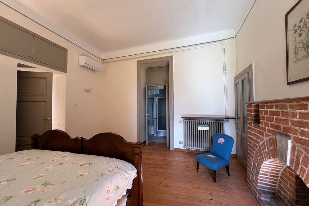 Entire apartment, Cosy Northern Italian country retreat w/shared pool and Ac in Barzanò, Brianza
