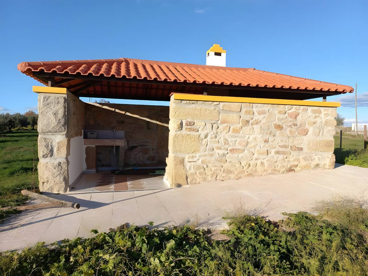 Appartement entier, Casa De Campo Das Oliveiras avec Terrasse Privée, Jardin Partagé et Climatisation in Uniao de Freguesias Idanha-a-Nova e Alcafozes, District de Castelo Branco