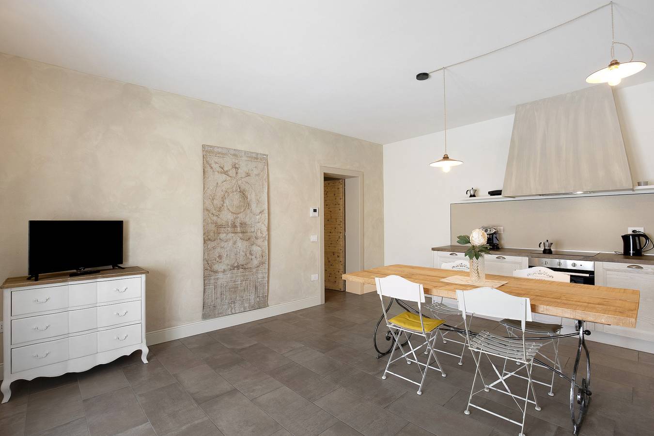 Entire apartment, Charming Holiday Apartment "Olivo" Wi-Fi, Shared Garden & Pool in Rivoltella del Garda, Desenzano del Garda