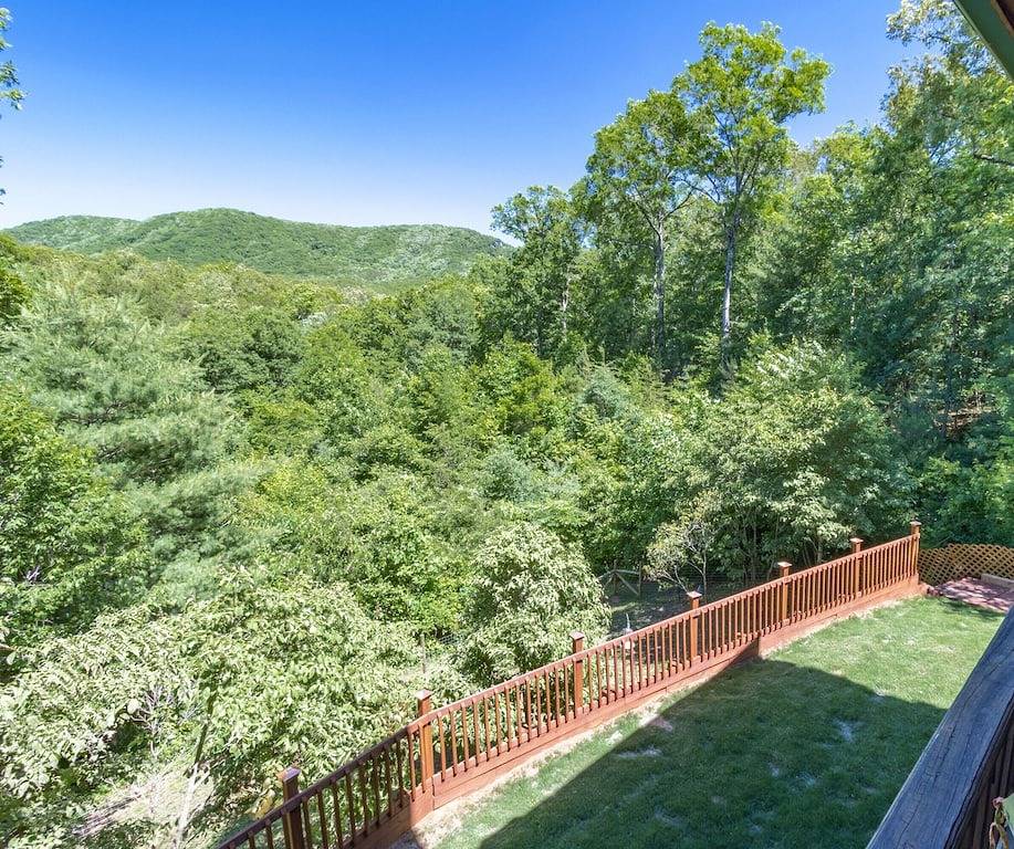 Owner managed! View, Hot tub, Firepit, Game Room, 3 King Beds & Paved Roads in Chattahoochee National Forest