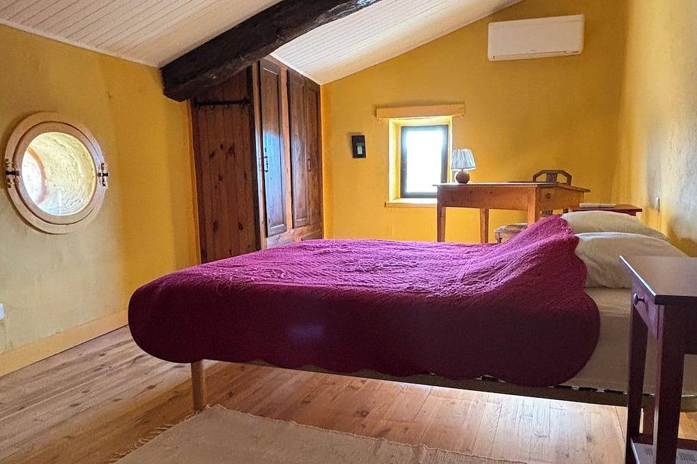 Large character house with private pool, View of the hills in Rustrel, Regionaler Naturpark Luberon
