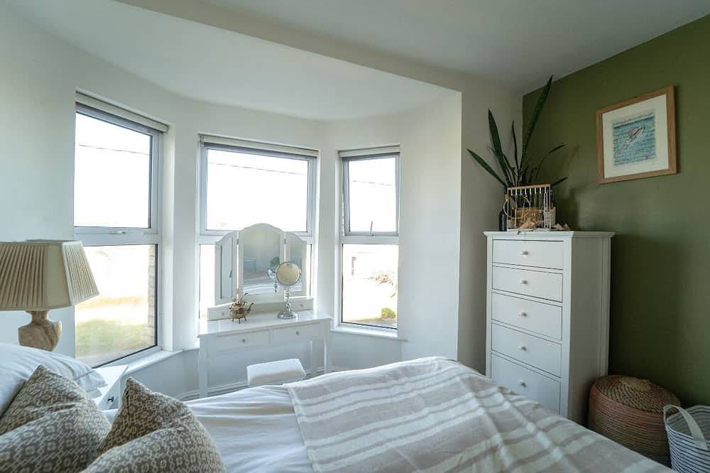 Luxury Newquay beach house: family-friendly, surfing, walking, beaches in Newquay, Cornwall