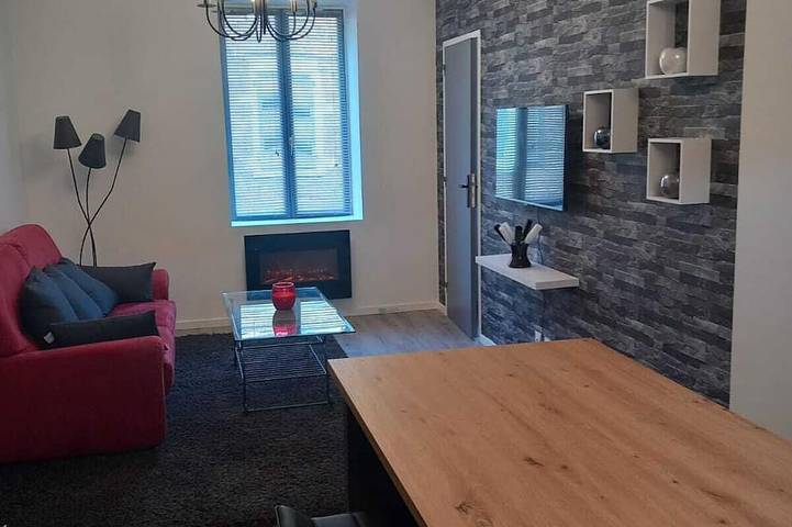 Gîte pour 4 personnes, avec jardin à Thizy-les-Bourgs - 2