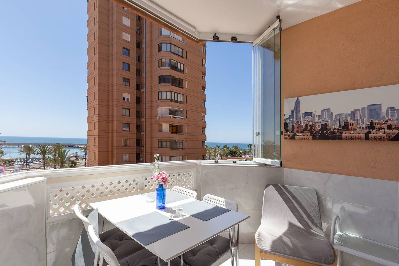 Entire studio, Studio Marina view apartment with Sea View, Pool & Wi-Fi in Fuengirola Centre, Fuengirola