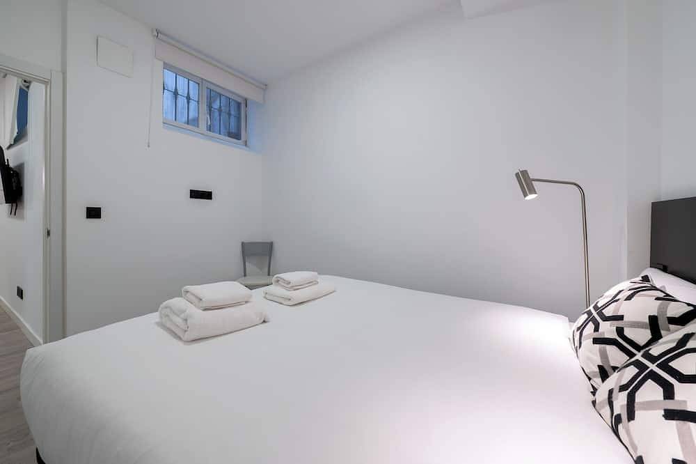 Entire apartment, Centrally located apartment 7 min from Puerta del Sol with A/C, Wifi in Centro (Madrid), Madrid