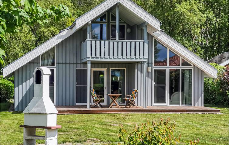 Ferienhaus für 6 Personen, mit Terrasse und Whirlpool sowie Garten und Sauna in Röbel-Müritz