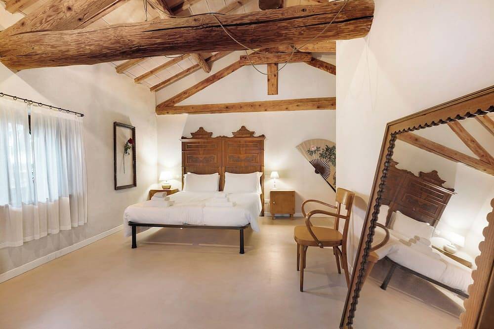 Villa 'Il Bozzolo Boutique Apt Mimosa Mimosa' where Relaxation meets Design in Valeggio sul Mincio, Verona Province