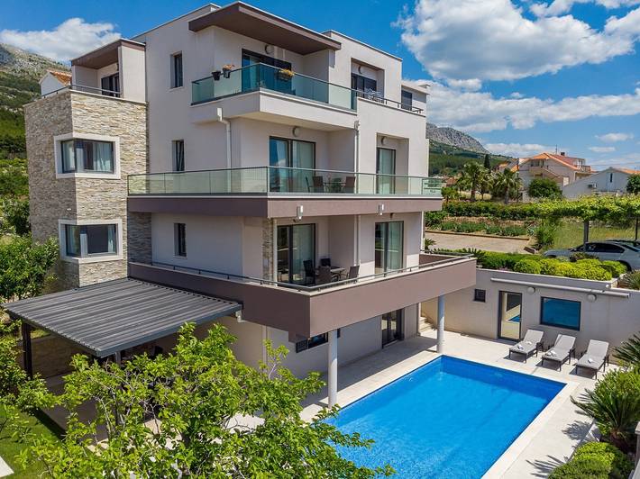 Ferienhaus für 14 Personen, mit Sauna und Garten sowie Pool und Meerblick in Podstrana