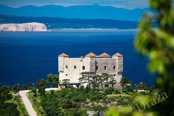 Appartement entier, Appartement de vacances pour 2 personnes avec piscine in Senj, Région de Kvarner