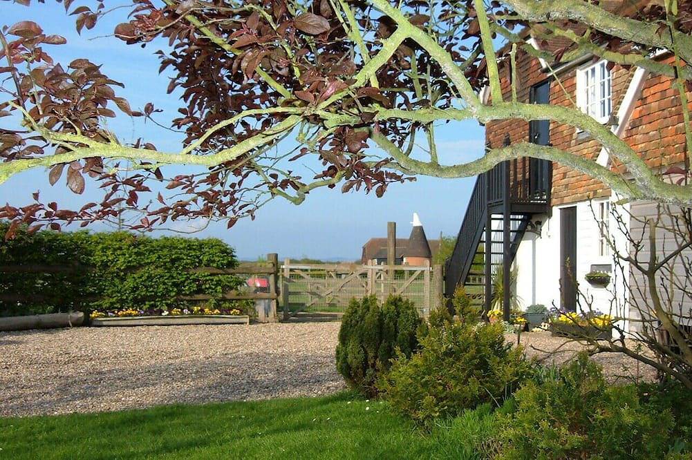 The Stable Cottage is situated in an Idyllic Rural Location near Woodchurch. in Woodchurch, Ashford region
