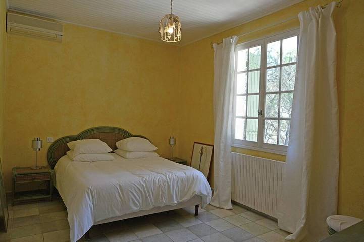 Location de vacances pour 6 personnes, avec terrasse ainsi que jardin et piscine à Beaucaire - 2