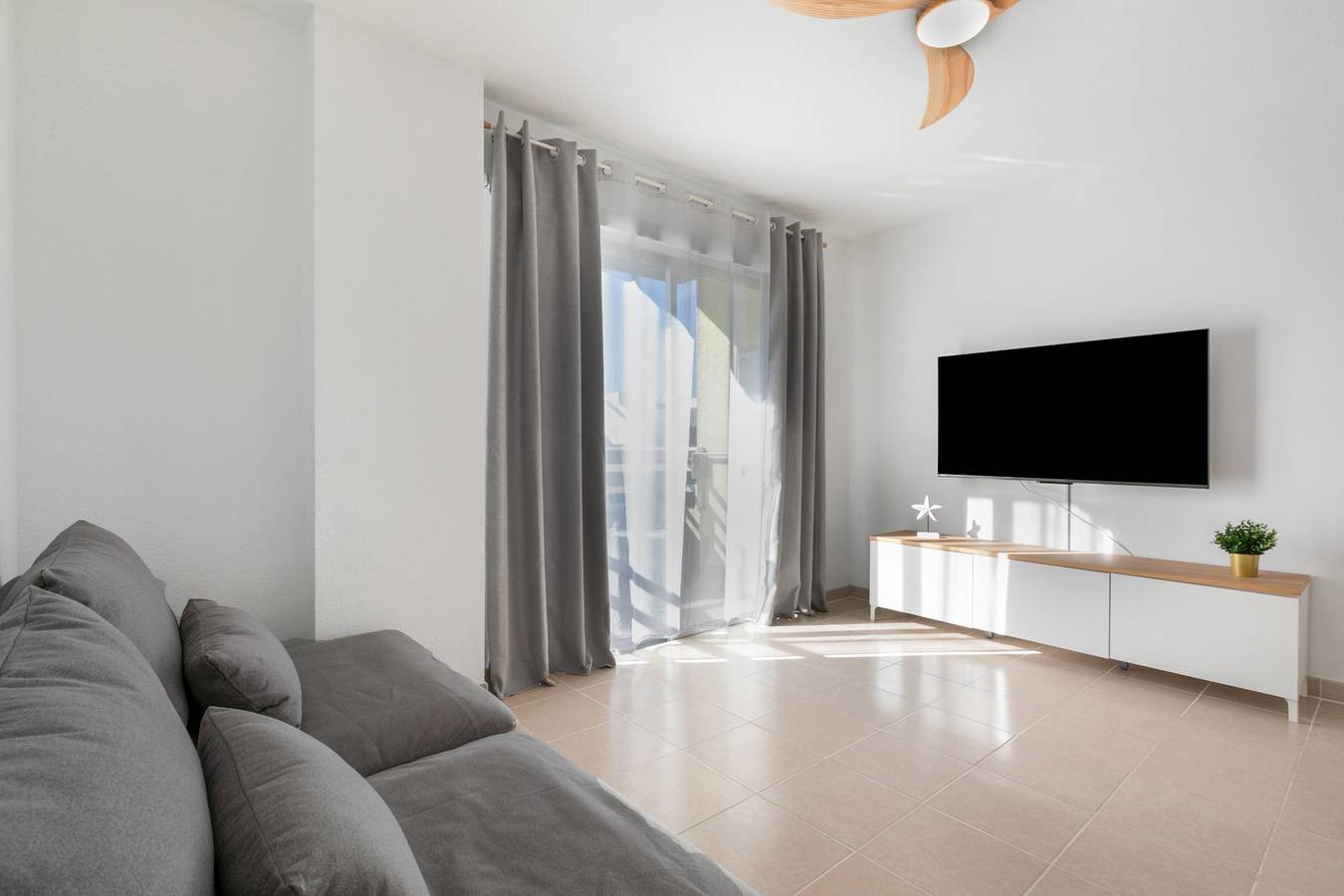 Appartement entier, Appartement de vacances 'Coral Beach' avec vue sur la mer, balcon et Wi-Fi in Bajamar, San Cristóbal de La Laguna