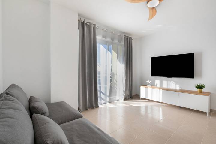 Appartement entier, Appartement de vacances « Coral Beach » avec vue mer, balcon et Wi-Fi in Bajamar, San Cristóbal de La Laguna