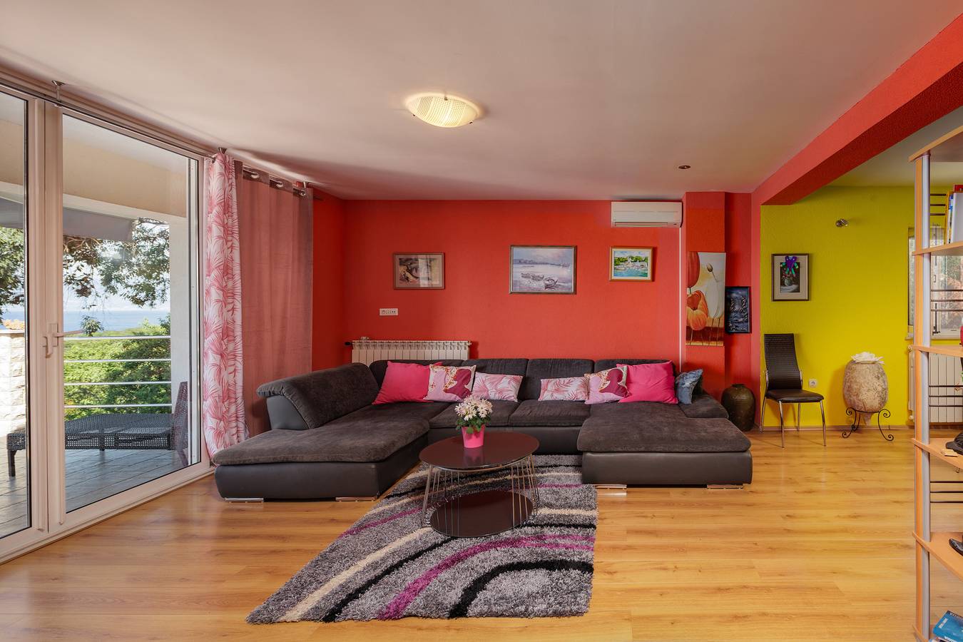 Geheel appartement, Colourful Seaview Apartment in Paveki, Vrh Martinscice