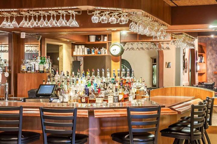 Hôtel pour 3 personnes, avec jacuzzi et piscine, animaux acceptés à Minot