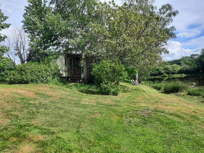Location de vacances pour 3 personnes, avec vue et jardin ainsi que terrasse et vue sur le lac dans Javerdat - 2