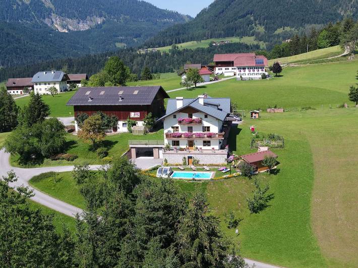 Ferienhaus für 3 Personen, mit Balkon und Garten sowie Pool und Ausblick im Salzkammergut