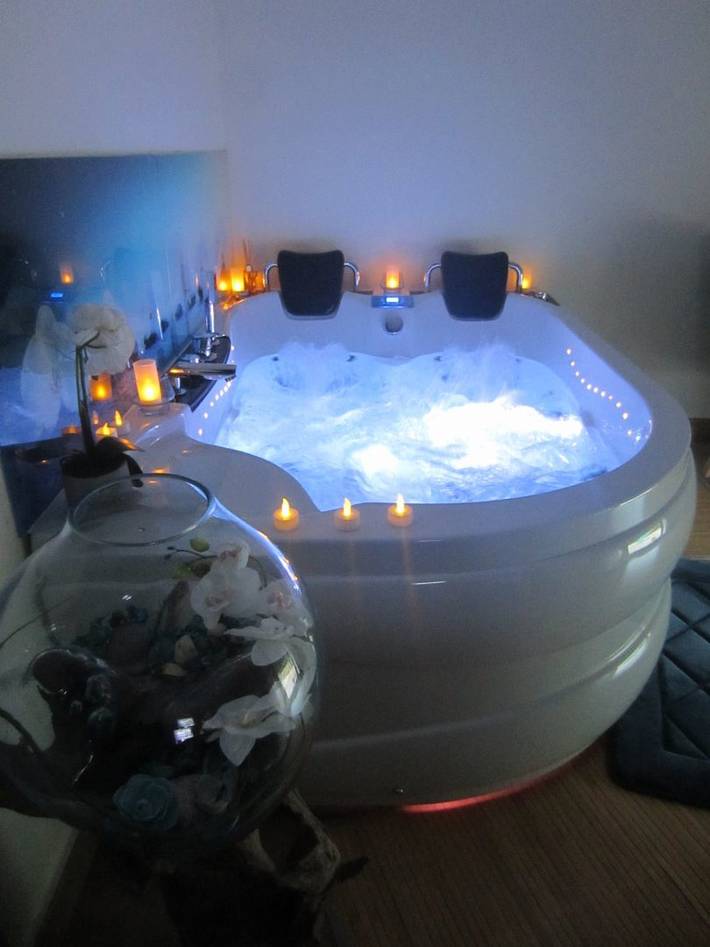 Cottage pour 2 personnes, avec jacuzzi ainsi que piscine et jardin à Carsan