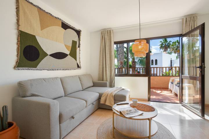 Apartamento entero, Vacaciones 'Oasis Duna-Pistacho Dreams Pool' con piscina compartida, terraza privada y Wi-Fi in Corralejo, La Oliva