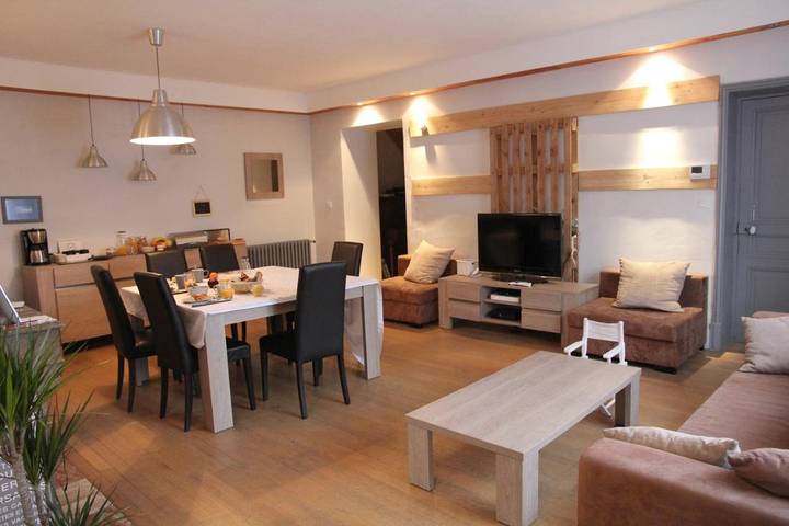 Chambre d’hôte pour 6 personnes, avec Terrasse ainsi que Jardin et Piscine à Chassieu