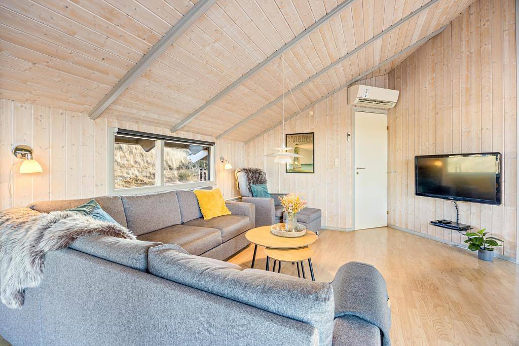 Well-maintained holiday home with sauna and hot tub in Hvide Sande, Holmsland Klit