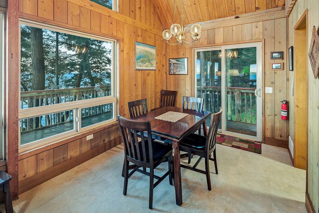 Log Cabin for 6 Guests in Orcas Island, San Juan Islands