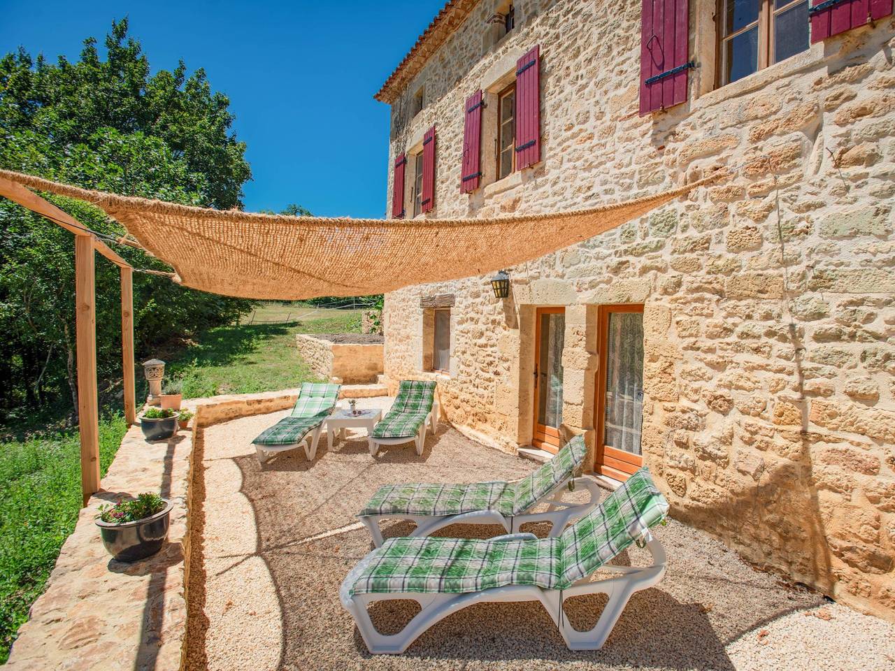 Rustic country house with courtyard and spa bath in Montcabrier, Lot