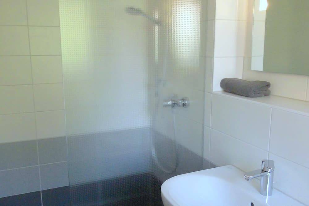 Ganze Wohnung, Moderne Ferienwohnung direkt am See - Terrasse + Angelmotorbootverleih in Strasen, Wustrow (Mecklenburgische Seenplatte)