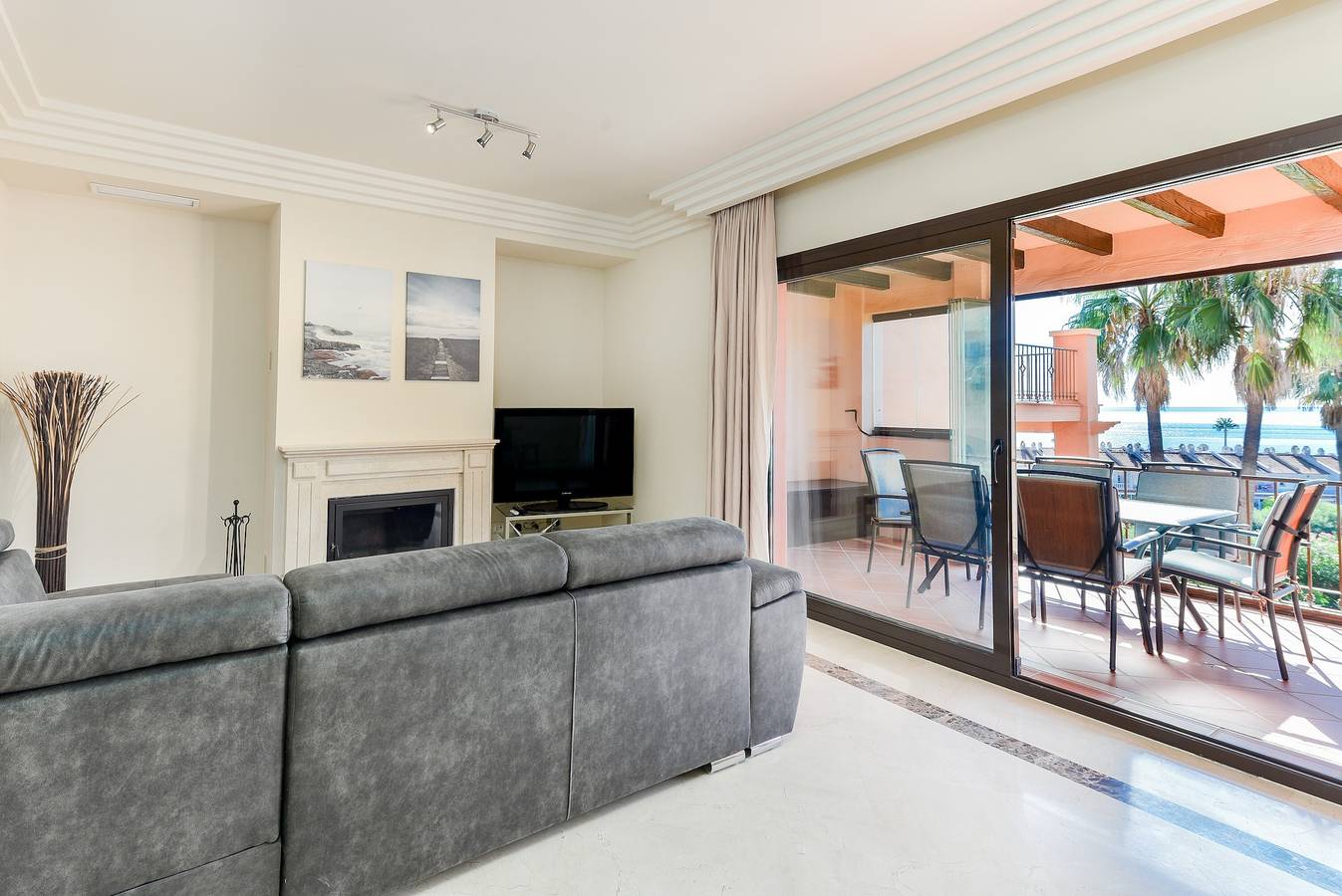 Apartamento entero, Apartamento 'Casa Vasari' con vistas al mar, Wi-Fi y aire acondicionado in Alboran Hills, Manilva