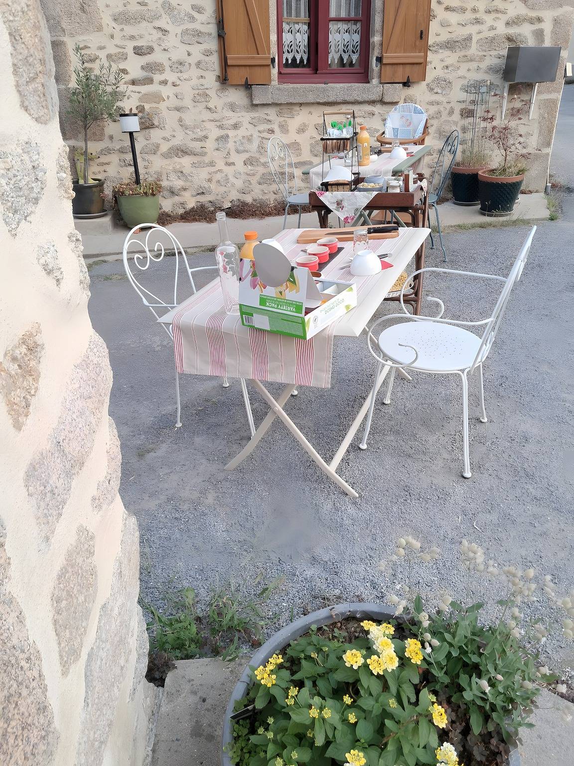 Chambre d’hôtes « La Chambre Jp à La Parenthèse » : vue montagne, jardin partagé, Wi-Fi in Folles, Région de Bellac