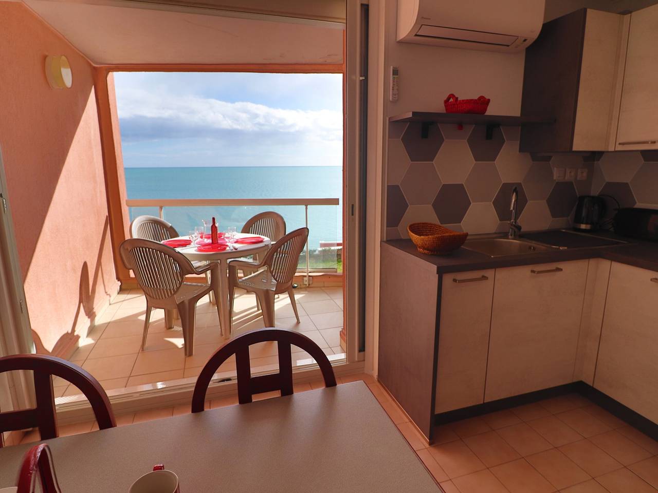 Entire apartment, 38m² apartment with air conditioning, terrace and private parking for 4 people in Sete, Mediterranean Coast (France)